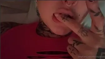 Skylar Vox Onlyfans Pussy Rub On Bed Selfie Video Leaked