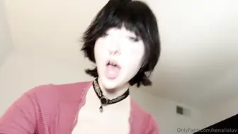 Kenalialuv puts her clothes off slowly to show her perfect pussy leaked