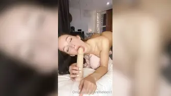 Ellie Lee Rubs Her Pussy While Sloppily Sucking A Dildo Onlyfans Video Leaked